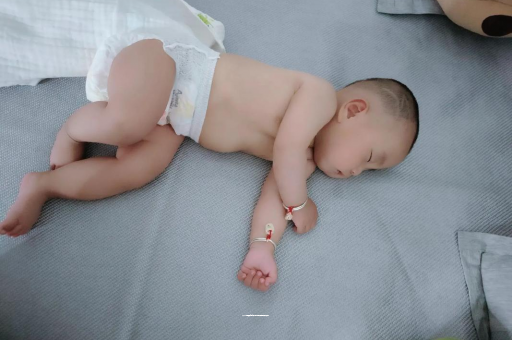 谷城三个月宝宝抬头不稳